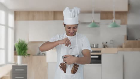 Feliz-Chef-Profesional-Indio-Batiendo-Harina