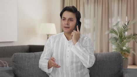Hombre-Indio-Enojado-Hablando-Por-Teléfono