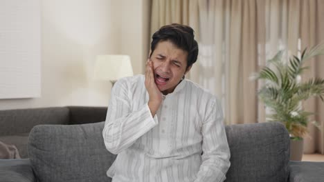 Kranker-Indischer-Mann-Mit-Zahnschmerzen