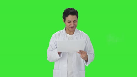 Glücklicher-Indischer-Wissenschaftler,-Der-Forschungspapiere-Auf-Grünem-Bildschirm-Liest