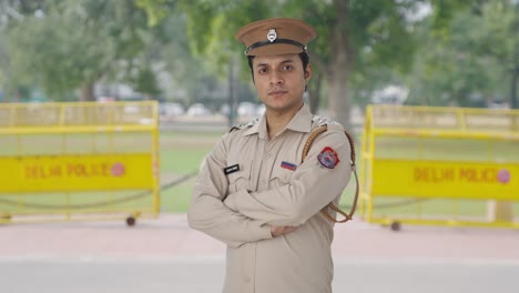Porträt-Eines-Selbstbewussten-Indischen-Polizisten,-Der-Mit-Gekreuzten-Händen-Steht