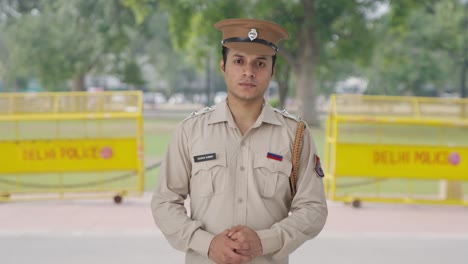 Ernsthafter-Indischer-Polizist,-Der-In-Die-Kamera-Schaut