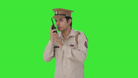 Oficial-De-Policía-Indio-Dando-Instrucciones-En-La-Pantalla-Verde-De-Walkie-Talkie