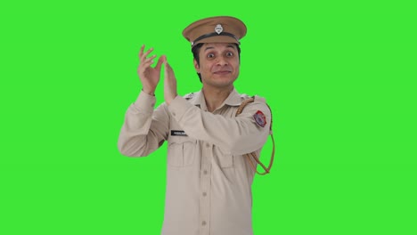 Feliz-Oficial-De-Policía-Indio-Aplaudiendo-Y-Apreciando-La-Pantalla-Verde