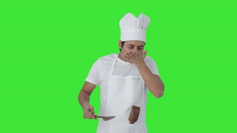 Chef-Profesional-Indio-Degustando-Comida-Picante-En-Pantalla-Verde.