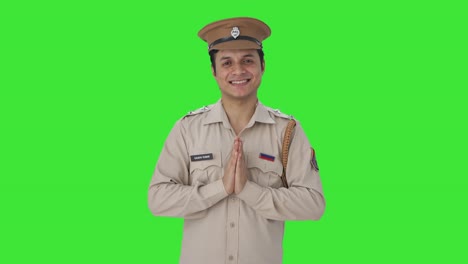 Glücklicher-Indischer-Polizist,-Der-Namaste-Auf-Grünem-Bildschirm-Macht