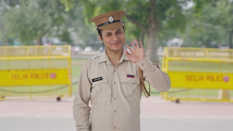 Glücklicher-Indischer-Polizist,-Der-Hallo-Sagt