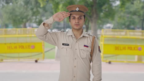 Orgulloso-Oficial-De-Policía-Indio-Saludando