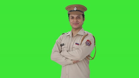 Porträt-Eines-Glücklichen-Indischen-Polizisten,-Der-Mit-Gekreuzten-Händen-Auf-Grünem-Bildschirm-Steht