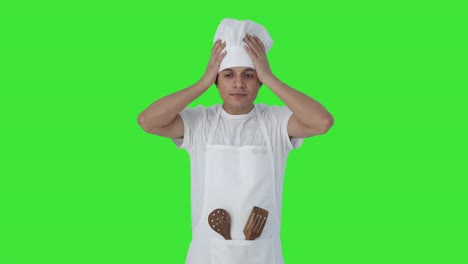 Feliz-Chef-Profesional-Indio-Preparándose-Pantalla-Verde