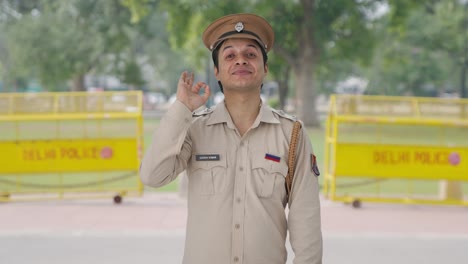 Glücklicher-Indischer-Polizist,-Der-Ein-Okay-Schild-Zeigt