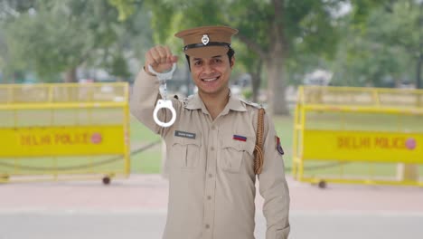 Glücklicher-Indischer-Polizist-Posiert-Mit-Handschellen