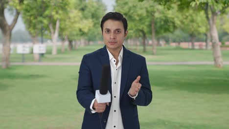 Indischer-Reporter,-Der-Jemandem-Fragen-Stellt
