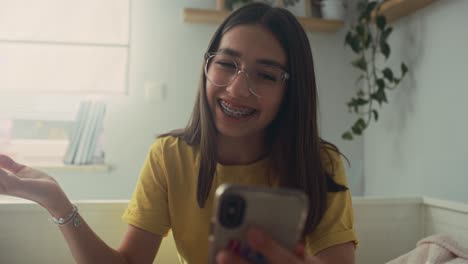 Kaukasisches-Teenager-Mädchen,-Das-Einen-Videoanruf-Führt,-Während-Es-Zeit-Im-Schlafzimmer-Verbringt