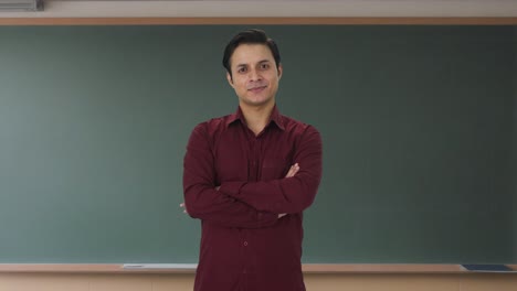 Porträt-Eines-Glücklichen-Indischen-Lehrers