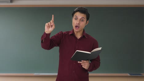 Wütender-Indischer-Lehrer,-Der-Die-Schüler-Anschreit