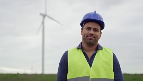 Porträt-Eines-Lateinamerikanischen-Berufsmannes,-Der-Auf-Dem-Feld-Einer-Windkraftanlage-Steht.