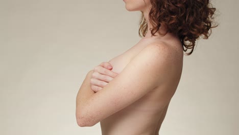 Eine-Nicht-Wiederzuerkennende-Nackte-Frau-Mit-Rotem-Kopf-Steht-Auf-Der-Seite-Und-Bedeckt-Ihre-Brust