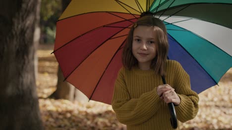 Porträt-Eines-Kaukasischen-Mädchens-Im-Park-Mit-Einem-Bunten-Regenschirm.