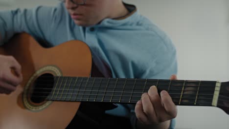 Erwachsener-Kaukasischer-Mann-Mit-Down-Syndrom,-Der-Gitarre-Spielt