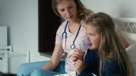 Pediatra-Dando-Nebulizador-A-Un-Niño-Enfermo-En-Casa