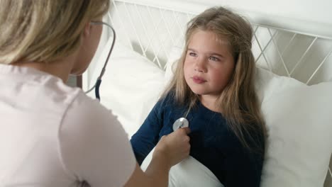Kinderarzt-Untersucht-Die-Lunge-Eines-Mädchens,-Das-Krank-Im-Bett-Liegt