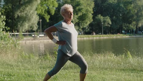 Weitwinkelaufnahme-Einer-älteren-Frau,-Die-Im-Sonnenuntergang-Yoga-Praktiziert