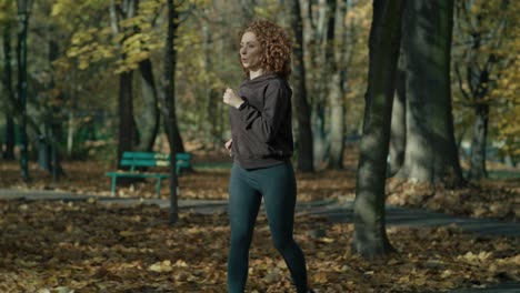 Mujer-Caucásica-De-Jengibre-Corriendo-En-El-Parque-En-Otoño