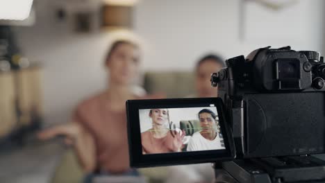 Selektiver-Fokus-Auf-Zwei-Vloggerinnen,-Die-Einen-Film-Aufnehmen