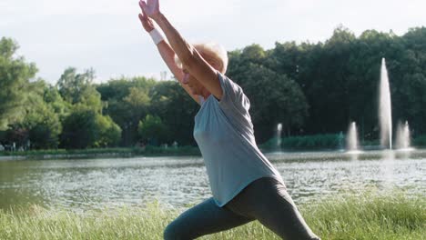 Ältere-Frau-Praktiziert-Yoga-Im-Sonnenuntergang