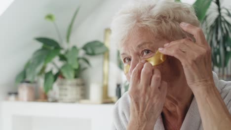 Ältere-Kaukasische-Frau,-Die-Im-Badezimmer-Eine-Medizinische-Augenklappe-Anwendet