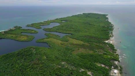 Luftaufnahme-Einer-Kolumbianischen-Insel-Mit-Regenwald-Und-Blauem-Wasser