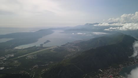 Die-Adriatische-Küste-Montenegros-Wird-Von-Wolken-Verdeckt,-Während-Die-Kamera-Zurück-Zum-Gipfel-Des-Nationalparks-Lovćen-Fährt