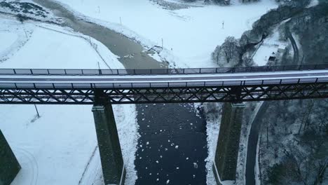 Neigen-Der-Kamera-Nach-Oben-Und-Rückwärtsfahren-Beim-Abstieg-Unter-Das-Findhorn-Viadukt