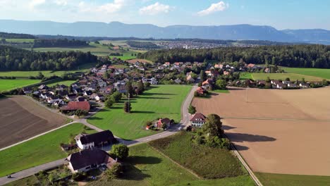 Vuelo-Panorámico-Con-Drones-Sobre-Kräiligen-Rural-Cerca-De-Bätterkinden-En-La-Entrada-A-La-Región-De-Emmental-En-Suiza