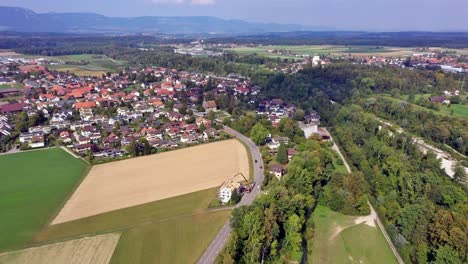 Drohnenflug-über-Ländliches-Bätterkinden-Am-Anfang-Der-Emmentalerregion-In-Der-Schweiz