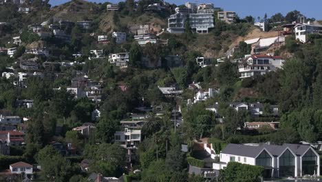 Aufsteigende-Antenne-über-Exklusiven-Häusern-In-Hollywood-West-über-Dem-Berühmten-Sunset-Blvd-Während-Des-Tages