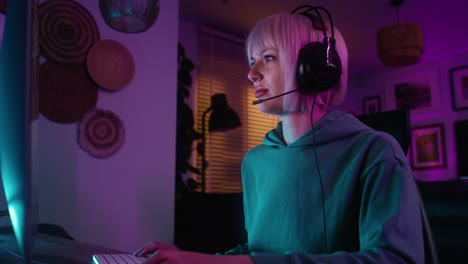 Junge-Kaukasische-Frau,-Die-Nachts-Ein-Spiel-Auf-Dem-Desktop-PC-Spielt