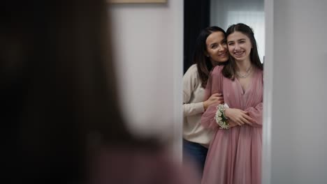 Spiegelreflexion-Einer-Kaukasischen-Mutter-Und-Tochter-Im-Roten-Kleid-Vor-Dem-Abschlussball
