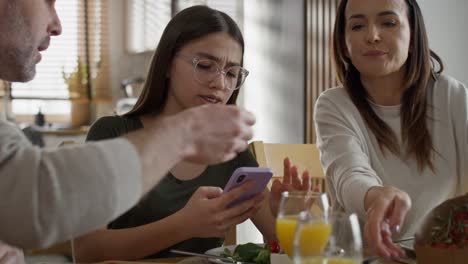 Teenager-Mädchen-Benutzt-Mobiltelefon-Während-Des-Frühstücks-Am-Tisch
