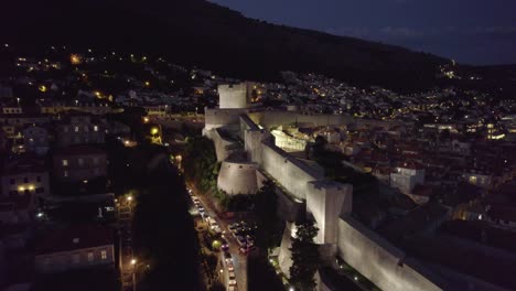 Fortificación-De-Muros-De-Piedra-Iluminados-Del-Casco-Antiguo-De-Dubrovnik-Por-La-Noche