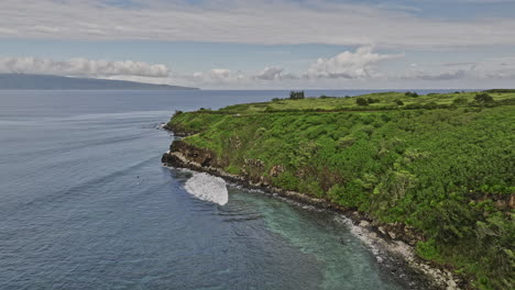Maui-Hawaii-Aerial-V14-Filmischer-Drohnenüberflug-über-Die-Bucht-Von-Honolua-Entlang-Der-Zerklüfteten-Küste,-Aufnahme-Der-Malerischen-Landschaft-Von-Lipoa-Point-Mit-üppiger-Vegetation-–-Aufgenommen-Mit-Mavic-3-Cine-–-Dezember-2022