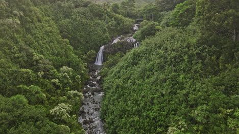 Maui-Hawaii-Aerial-V36-Drohnenüberflug-über-Den-Nailiilihaele-Bach,-Der-Die-Natürliche-Landschaft-Mit-Kaskadierenden-Wasserfällen-Im-Tal-Inmitten-Dichter-Und-üppiger-Vegetation-Einfängt-–-Aufgenommen-Mit-Mavic-3-Cine-–-Dezember-2022