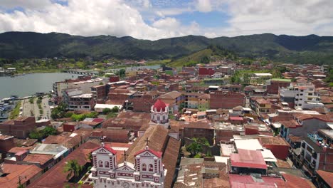 Wunderschöne-Kathedrale-Und-Architektur-Des-Lateinamerikanischen-Malerischen-Dorfes-Guatape