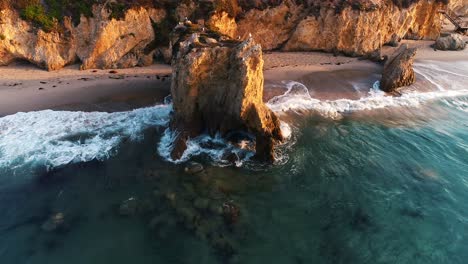 Luftaufnahme-Von-Malibu-Beach,-El-Matador-State-Park,-Meeresküstenwellen,-Die-Auf-Die-Uferdrohne-Krachen