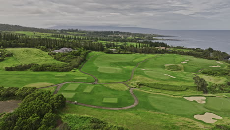 Maui-Hawaii-Luftbild-V15-Überflug-Golfplatz-Kapalua-Plantation,-Aufnahme-Eines-Luxuriösen-Resorts,-Umgeben-Von-üppig-Grünen-Fairways-Und-Ausblicken-Auf-Die-Berglandschaft-–-Aufgenommen-Mit-Mavic-3-Cine-–-Dezember-2022