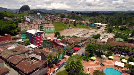 Hauptplatz-Des-Farbenfrohen-Kolumbianischen-Dorfes-Guatape