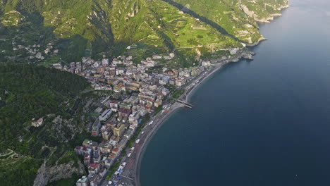 Maiori-Italien-Luftaufnahme-V2-Filmische-Vogelperspektive-Drohnenflug-über-Die-Küste,-Um-Die-Essenz-Eines-Kleinen-Küstenstadtzentrums-Einzufangen,-Eingebettet-In-Täler-Zwischen-Den-Hügeln-–-Aufgenommen-Mit-Mavic-3-Cine-–-Mai-2023