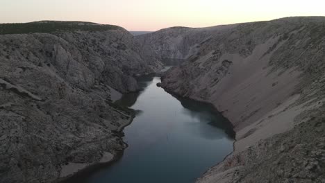 El-Río-Zrmanja-Parece-Perfectamente-Tranquilo-En-Esta-Lenta-Toma-Invertida-De-Un-Dron.