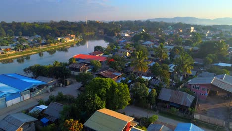 Luftaufnahme-Des-Nördlichen-Myanmar-Halsstammes-Kayan-Karenni,-Menschengruppe,-Burma,-Tourismus,-Sonnenaufgang,-Tropische-Palmen